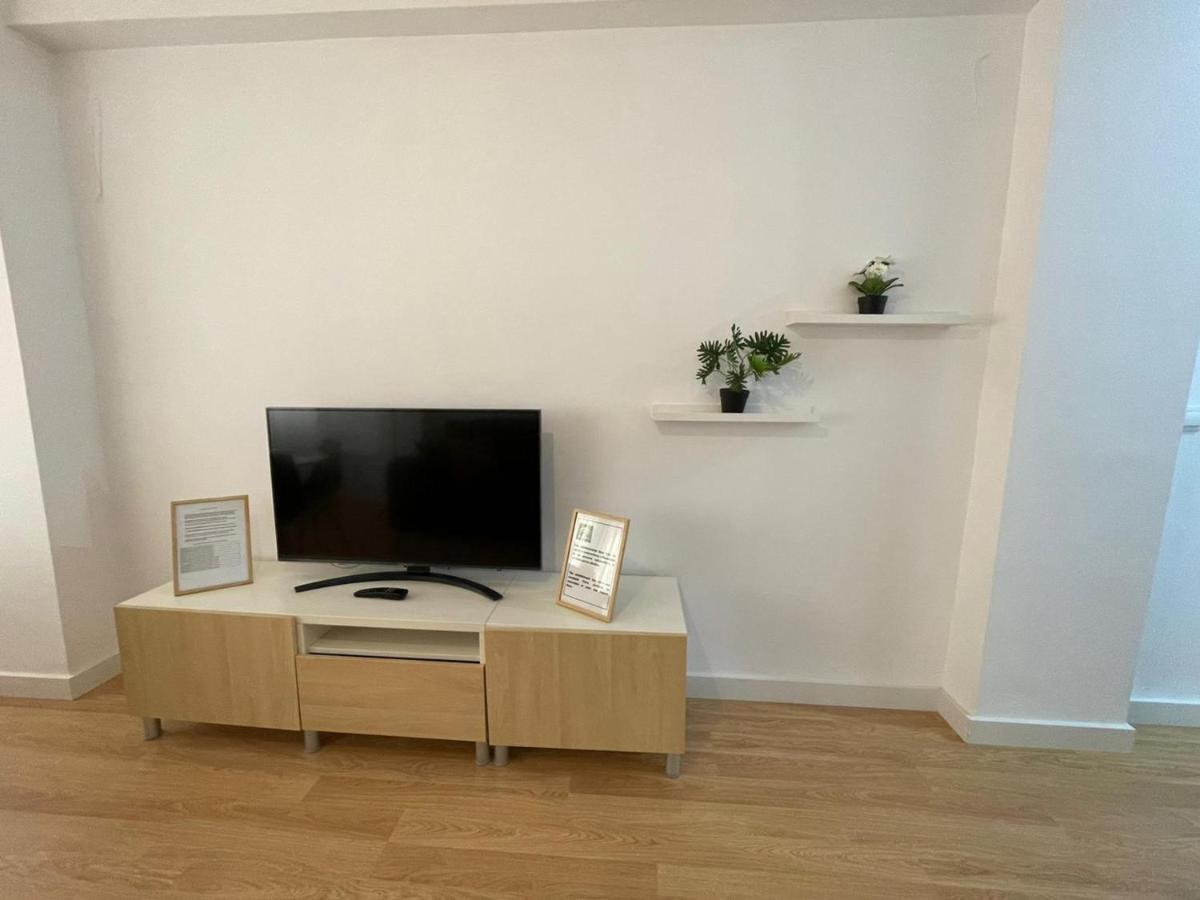 Holidays2Malaga 2 Bedroom Armengual De La Mota Close Shopping Center Bagian luar foto